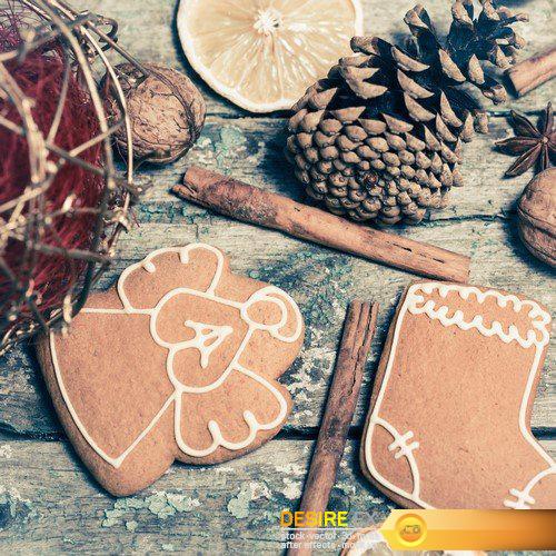 Winter composition with gingerbread cookies spices 7X JPEG